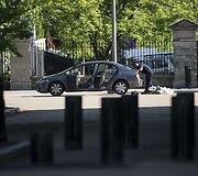 Tikrinamas JAV prezidento Baracko Obamos dukrų kortežą sekęs automobilis.
