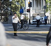 Tikrinamas JAV prezidento Baracko Obamos dukrų kortežą sekęs automobilis.