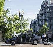 Tikrinamas JAV prezidento Baracko Obamos dukrų kortežą sekęs automobilis.