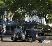Tikrinamas JAV prezidento Baracko Obamos dukrų kortežą sekęs automobilis.