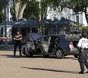 Tikrinamas JAV prezidento Baracko Obamos dukrų kortežą sekęs automobilis.