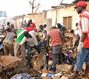 Sprogimo padariniai Džoso turgavietėje, Nigerijoje.