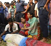 Banglade&scaron;e apvirto keltas su &scaron;imtais keleivių