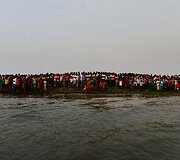 Banglade&scaron;e apvirto keltas su &scaron;imtais keleivių