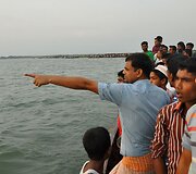 Banglade&scaron;e apvirto keltas su &scaron;imtais keleivių