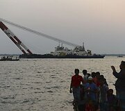 Banglade&scaron;e apvirto keltas su &scaron;imtais keleivių