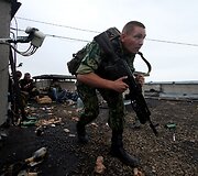 Prorusi&scaron;kas teroristas ant daugiaubučio stogo Luhanske