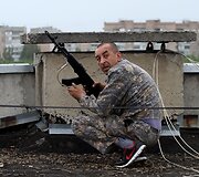 Prorusi&scaron;kas teroristas ant daugiaubučio stogo Luhanske