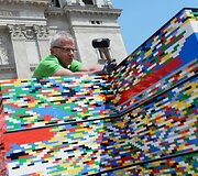Vengrijoje pastatytas auk&scaron;čiausias &bdquo;Lego&ldquo; kaladėlių bok&scaron;tas. 