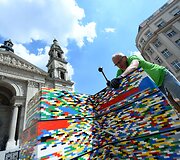 Vengrijoje pastatytas auk&scaron;čiausias &bdquo;Lego&ldquo; kaladėlių bok&scaron;tas. 