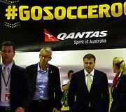Australijos vyrų futbolo rinktinės treneris Angeas Postecoglou (3-ias i&scaron; kairės)