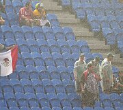 Pliaupiant lietui futbolo sirgaliai laukia Meksikos ir Kamerūno rinktinių futbolo rungtynių