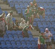 Pliaupiant lietui futbolo sirgaliai laukia Meksikos ir Kamerūno rinktinių futbolo rungtynių