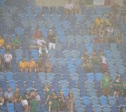 Pliaupiant lietui futbolo sirgaliai laukia Meksikos ir Kamerūno rinktinių futbolo rungtynių