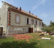 Stiprus vėjas apgadino pastato stogą.