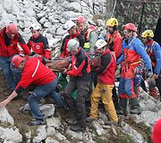 Gelbėtojai i&scaron;traukė i&scaron; urvo i&scaron;traukė sužeistą tyrinėtoją Johanną Westhauserį.