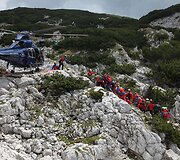 Gelbėtojai i&scaron;traukė i&scaron; urvo i&scaron;traukė sužeistą tyrinėtoją Johanną Westhauserį.