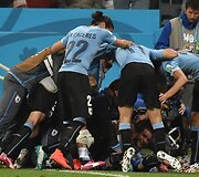 Urugvajaus futbolininkai džiaugiasi nugalėję Anglijos rinktinę.