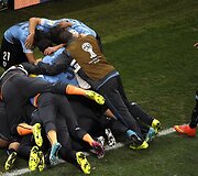 Urugvajaus futbolininkai džiaugiasi nugalėję Anglijos rinktinę.