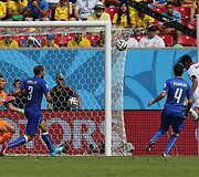 Bryano Ruizo (de&scaron;inėje) taiklus smūgis galva į Italijos vartus