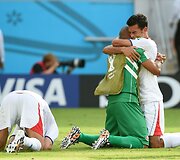 Kosta Rikos futbolininkai džiaugiasi nugalėję Italijos rinktinę