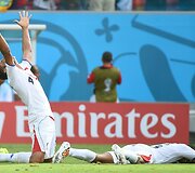 Kosta Rikos futbolininkai džiaugiasi nugalėję Italijos rinktinę