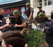 Ukrainos protestuotojų ir karių susirėmimas prie Rusijos konsulato Odesoje