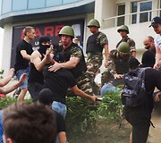 Ukrainos protestuotojų ir karių susirėmimas prie Rusijos konsulato Odesoje