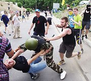Ukrainos protestuotojų ir karių susirėmimas prie Rusijos konsulato Odesoje