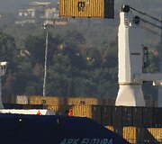 Keliamas konteineris su Sirijos cheminiais ginklais