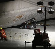 Brazilijoje ant automobilio nukritęs viadukas