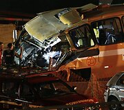 Autobusas, ant kurio priekio buvo užkritęs viadukas