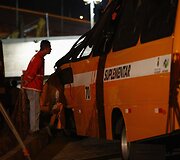 Autobusas, ant kurio priekio buvo užkritęs viadukas