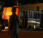Autobusas, ant kurio priekio buvo užkritęs viadukas