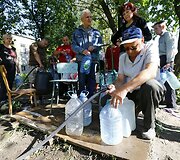 Slovjanske vietos gyventojai pildosi vandens atsargas