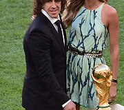 Carlesas Puyolas ir Gisele Bundchen į &bdquo;Maracana&ldquo; stadioną įne&scaron;ė Pasaulio futbolo čempionato nugalėtojų trofėjų