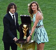 Carlesas Puyolas ir Gisele Bundchen į &bdquo;Maracana&ldquo; stadioną įne&scaron;ė Pasaulio futbolo čempionato nugalėtojų trofėjų