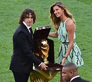 Carlesas Puyolas ir Gisele Bundchen į &bdquo;Maracana&ldquo; stadioną įne&scaron;ė Pasaulio futbolo čempionato nugalėtojų trofėjų