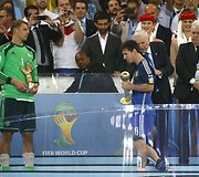 Vokietijos vartininkas gavo &bdquo;Auksinės pir&scaron;tinės&ldquo; apdovanojimą, o Lionelis Messi &bdquo;Auksinio kamuolio&ldquo; apdovanojimą