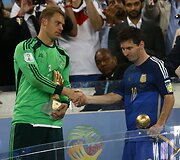 Vokietijos vartininkas gavo &bdquo;Auksinės pir&scaron;tinės&ldquo; apdovanojimą, o Lionelis Messi &bdquo;Auksinio kamuolio&ldquo; apdovanojimą