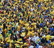 Futbolo sirgaliai prie&scaron; Brazilijos ir Vokietijos futbolo rinktinių rungtynes