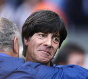 Brazilijos futbolo rinktinės trenerio Luizo Felipe Scolari ir Vokietijos futbolo rinktinės trenerio Joachimo Loewo apsikabinimas