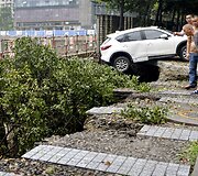 Kinijoje įgriuvo automobilių stovėjimo ai&scaron;ktelė