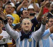 Argentinos futbolo sirgalius su popiežiaus Pranci&scaron;kaus kauke