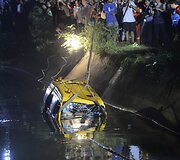 Kinijoje nuskendo mokyklinis mikroautobusas