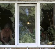 Donecke ap&scaron;audyto daugiabučio gyventojas valo sudužusio stiklo &scaron;ukes