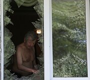 Donecke ap&scaron;audyto daugiabučio gyventojas valo sudužusio stiklo &scaron;ukes