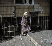Donecke i&scaron; ap&scaron;audyto daugiabučio i&scaron;ėjusi vietos gyventoja