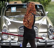 Moteris prie 1961-ųjų &bdquo;Mercedes Benz 300 SE&ldquo;