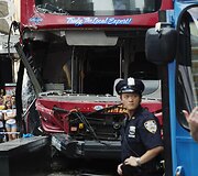 Autobusai po susidūrimo Niujorke